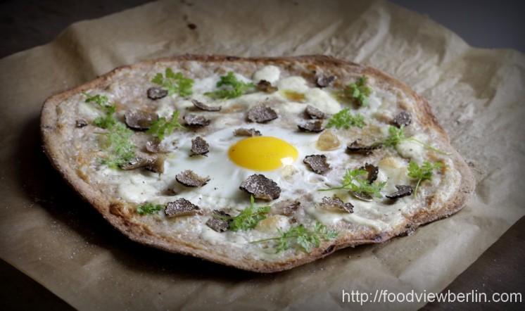 Pizza bianca al uovo with fresh summer truffles